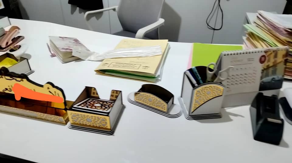 طقم مكتبي فاخر بالأسود والذهبي - الصورة 8
