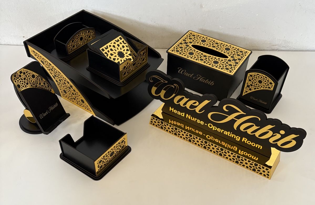 طقم مكتبي فاخر بالأسود والذهبي