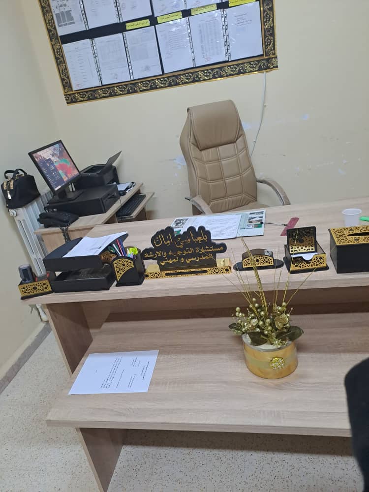 طقم مكتبي فاخر بالأسود والذهبي - الصورة 5